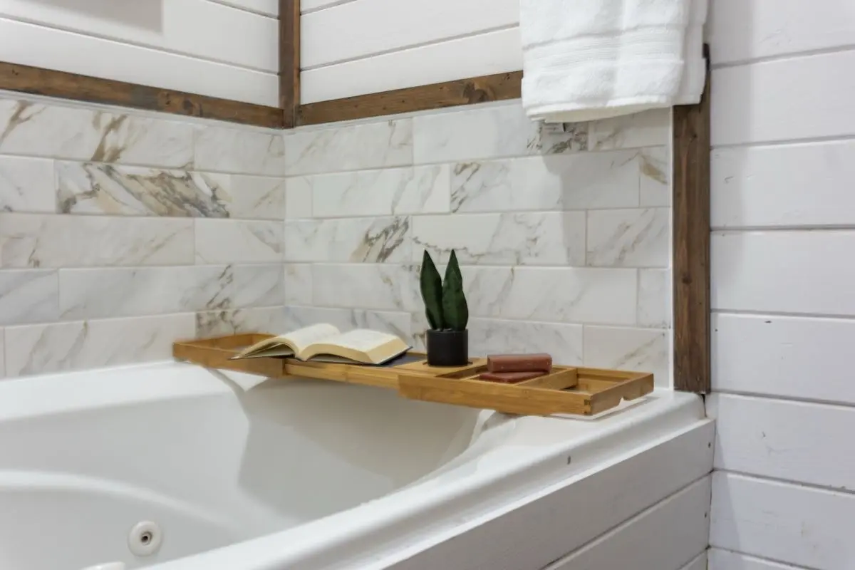 Cinnamon Spice Bathroom Bathtub Detail